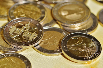 ЦБ РФ установил официальный курс евро на 13 октября в 94.0355 руб. 